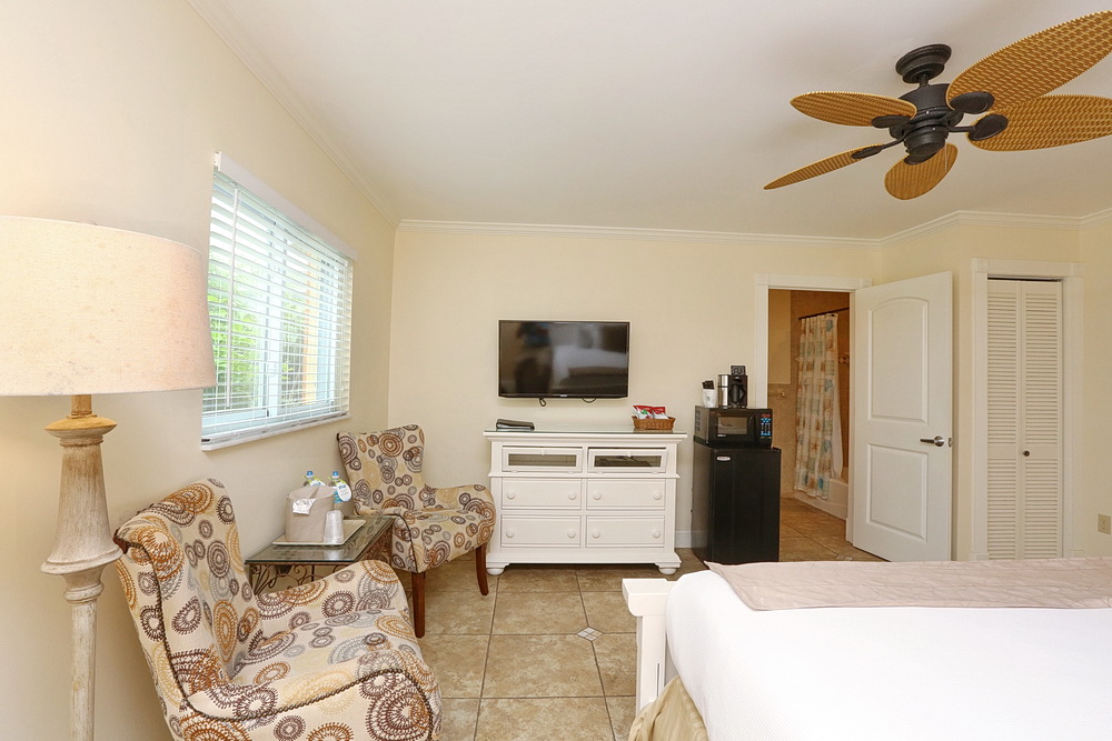 Pool Side King Sitting/Kitchen Area