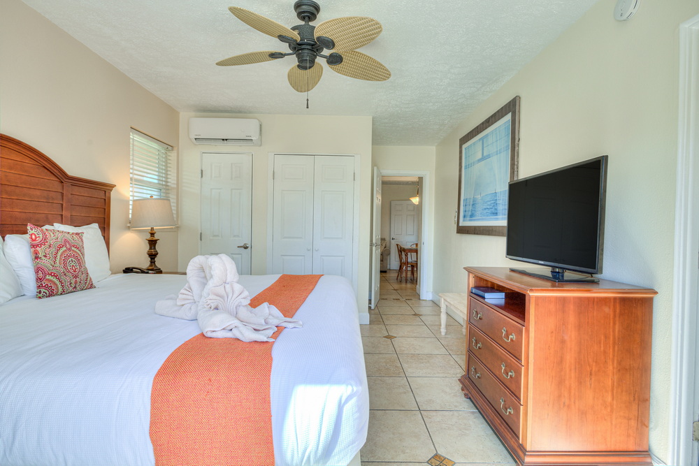 King bedroom with outdoor patio