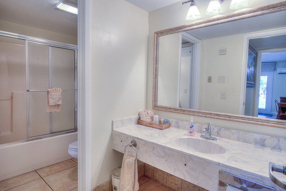 Full bath with tub/shower combo